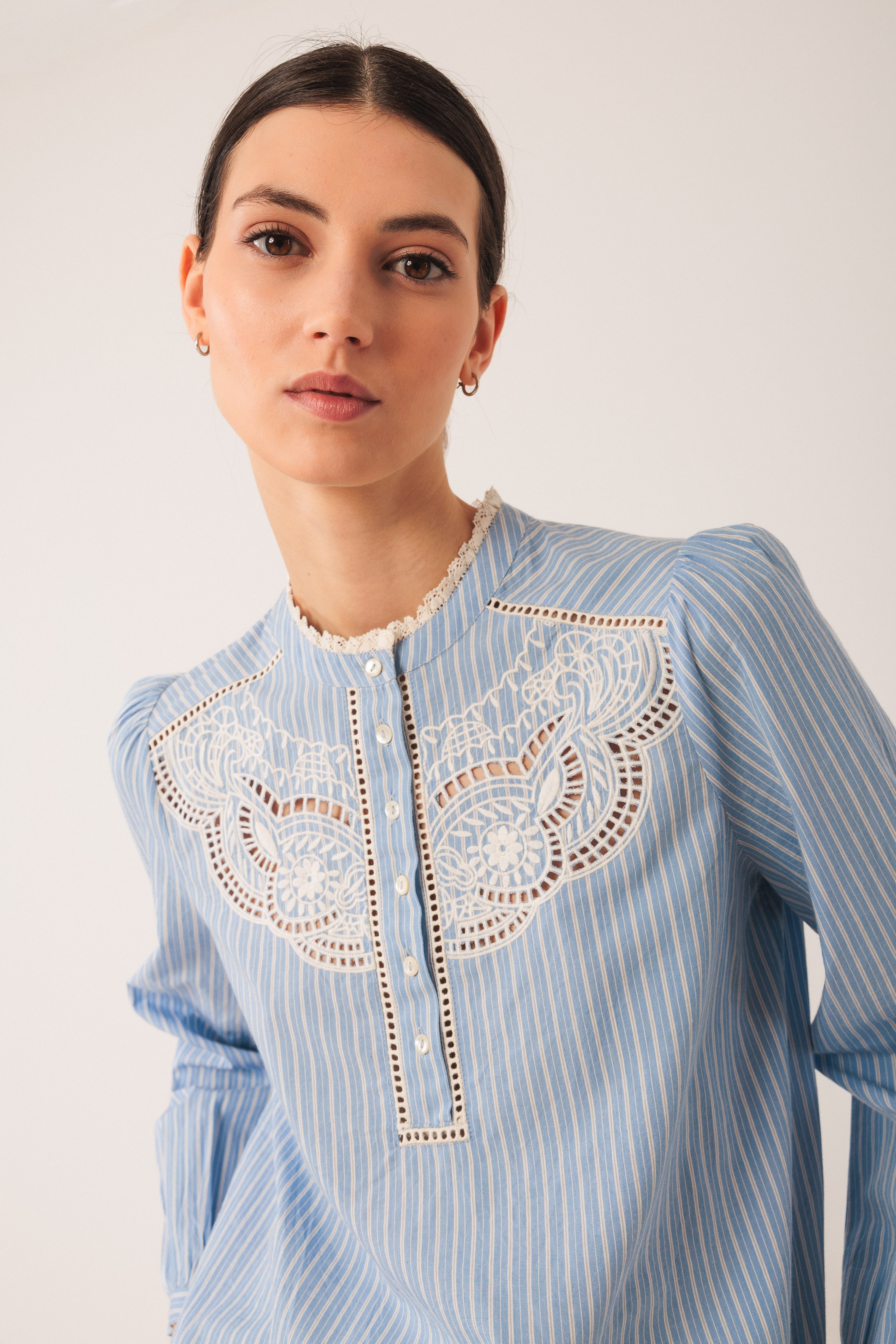 Indi & Cold Embroidered Poplin Blouse (MC230) - Azul